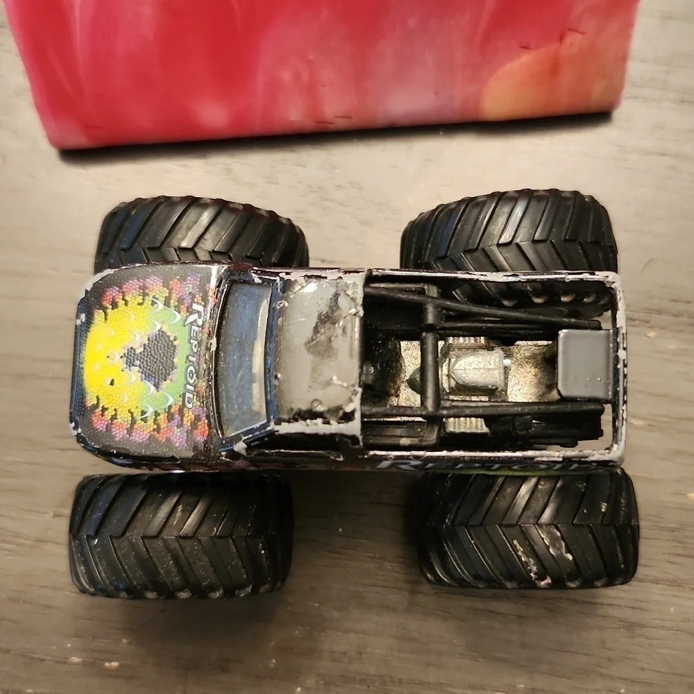 Hotwheels Reptoid 4x4 truck has paint chips flaws metal body